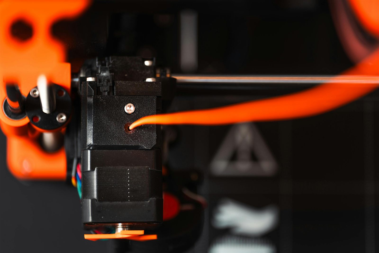 Impresora 3D trabajando una pieza en taller sin personas