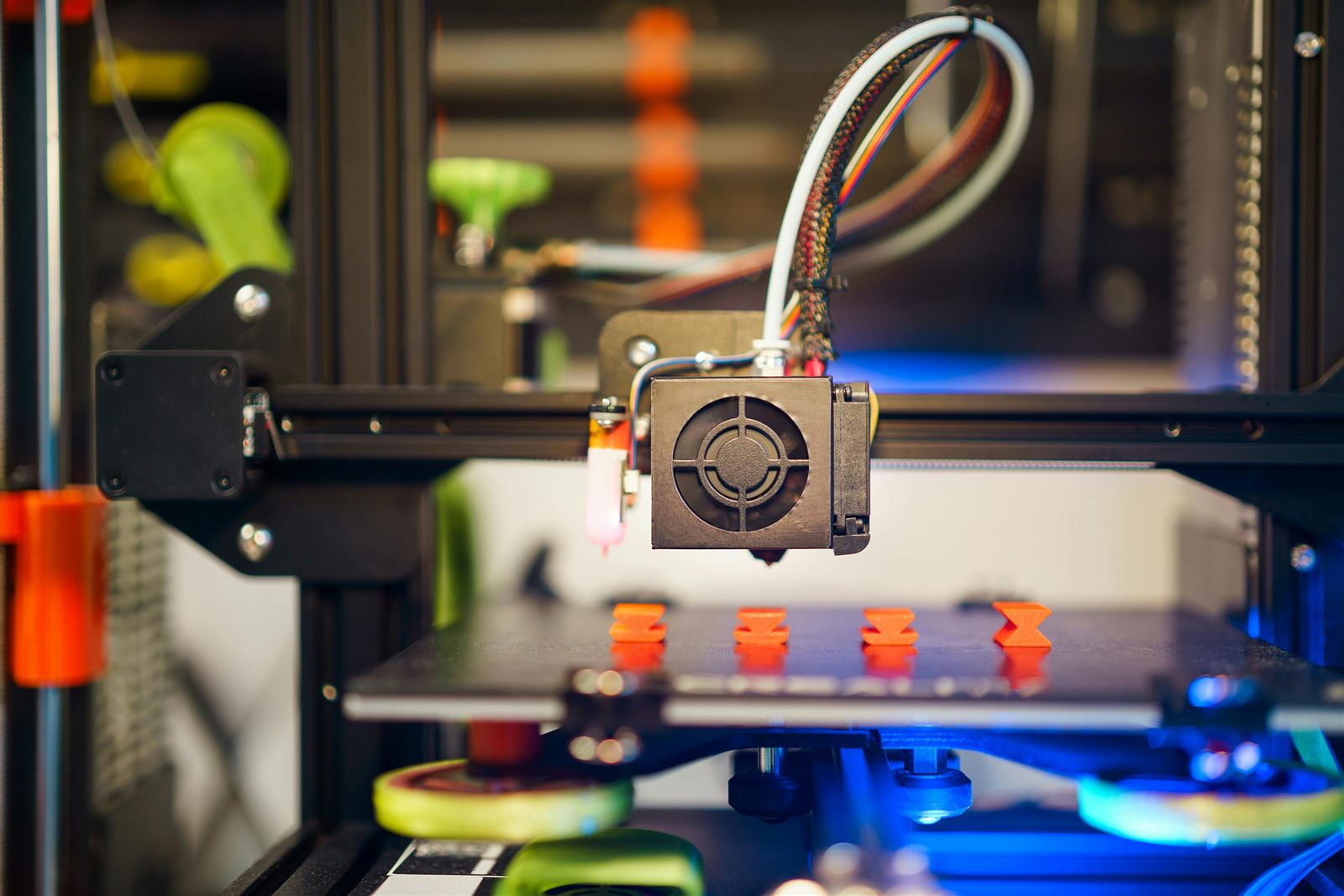 Impresora 3D fabricando una pieza técnica sin personas