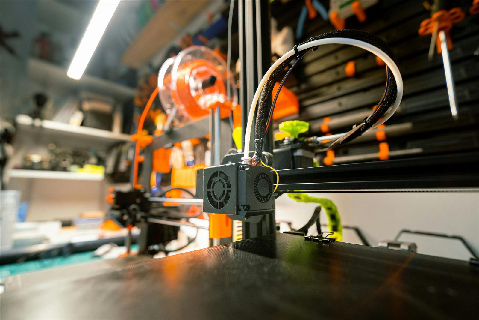 Impresora 3D en taller para revisar archivo y fabricación